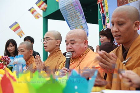 Trao đổi với Phapluatplus, thầy Thích Giải Hiền – Giảng viên Học viên Phật giáo Việt Nam (tại Hà Nội) cho biết: “Đối với tất cả quý vị phật tử theo đạo phật, hàng năm vào mỗi dịp đầu xuân năm mới, các Chùa thường tổ chức các lễ cầu an, mà trong lễ cầu an thì có các nghi lễ phóng sinh tạo phước để nhờ công đức lành đó mà tích được phước bá,...