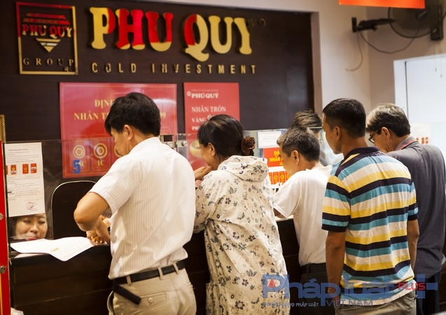 Ông Trần Xuân Dũng cũng đưa ra lời khuyên cho khách hàng rằng: tại thời điểm này khách hàng hãy bình tĩnh, vì lực cầu quá lớn thì “song vàng” càng cao, hãy đưa ra quyết định thật kỹ lưỡng trước khi quyết định đầu tư.(Ảnh P. Quý).