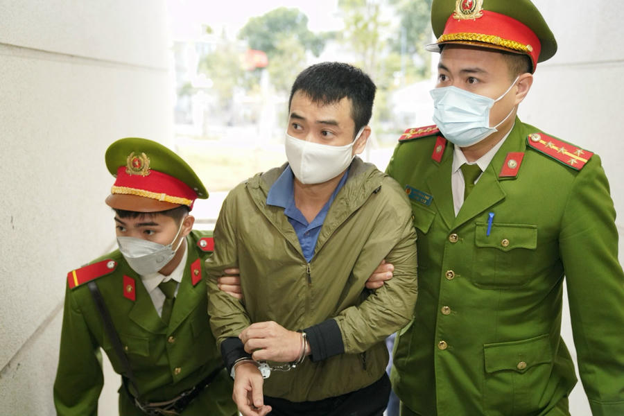 Phan Quốc Việt, Chủ tịch HĐQT kiêm Tổng Giám đốc Công ty Việt Á bị truy tố 2 tội danh “Đưa hối lộ” và “Vi phạm quy định về đấu thầu gây hậu quả nghiêm trọng”. Phan Quốc Việt bị xác định có vai trò chủ mưu, cầm đầu. Theo cáo trạng, đầu năm 2020, khi dịch Covid-19 bùng phát, Bộ KH-CN phê duyệt đề tài nghiên cứu, chế tạo kit test xét nghiệm Covid-19. Đề tài được giao Học viện Quân y chủ trì, Công ty Việt Á phối hợp thực hiện; kinh phí gần 19 tỷ đồng, trích từ ngân sách nhà nước. Quá trình thực hiện, các bị can tại Công ty Việt Á, Bộ Y tế, Bộ KH-CN và một số đơn vị liên quan đã có hàng loạt sai phạm, biến kết quả nghiên cứu về kit test Covid-19 từ tài sản nhà nước thành tài sản tư nhân. Sau khi chiếm dụng của công, Công ty Việt Á sản xuất hơn 8,7 triệu kit test, nâng khống giá nguyên liệu đầu vào rồi bán, tặng, ứng trước hơn 8,3 triệu kit test cho các đơn vị, cơ sở y tế trên khắp cả nước; được thanh toán gần 6 triệu kit test với tổng giá trị hơn 2.257 tỷ đồng, qua đó thu lợi bất chính hơn 1.235 tỷ đồng. Để được tham gia nghiên cứu đề tài, kinh doanh kit test Covid-19, cấp số đăng ký lưu hành sản phẩm, hiệp thương giá, Phan Quốc Việt đã đưa hối lộ 106 tỷ đồng, trong đó có 3 triệu USD và 4 tỷ đồng (tổng 82 tỷ đồng) cho 6 quan chức.
