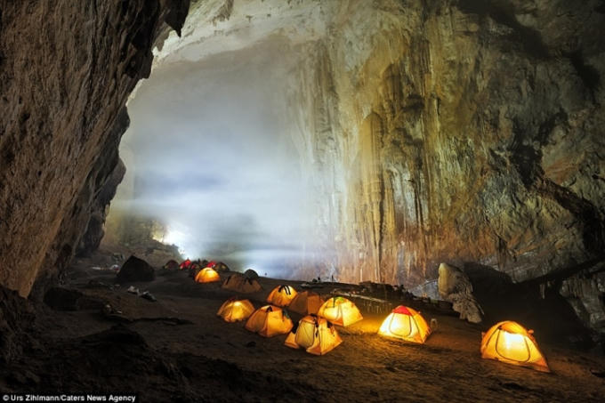 Với thứ ánh sáng màu xanh lá cây huyễn hoặc bên trong, hang Sơn Đoòng trông giống như ở rìa của thế giới. Trong hình là lều cắm trại bên trong hang Sơn Đoòng. (Nguồn VOV)