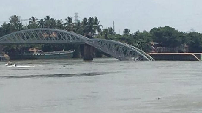 Nhịp cầu đổ sập sau cú va chạm.