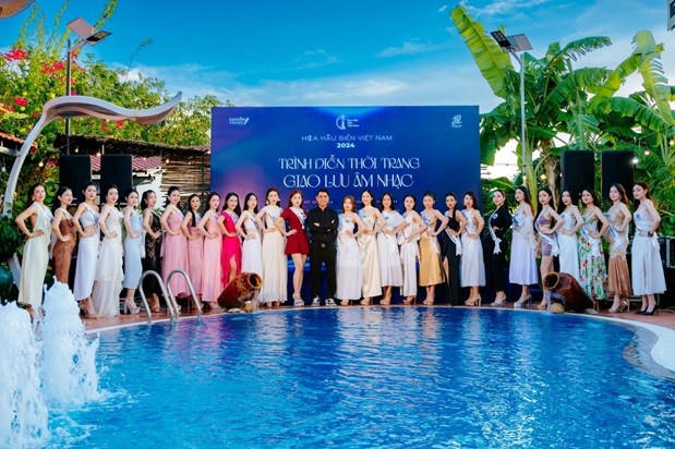 Giám đốc truyền thông - Nhà báo Trung Hoàng cùng các thí sinh Hoa hậu Biển Việt Nam 2024