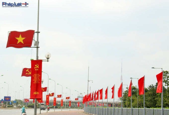 Hàng cờ phấp phới tại Trung tâm hội nghị Quốc gia. (Ảnh: Đức Biên)