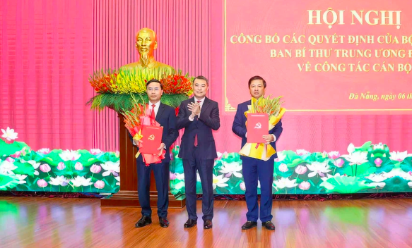 Ông Lê Minh Hưng, Trưởng Ban Tổ chức Trung ương trao quyết định cho ông Phạm Đức Ấn (bìa trái) và ông Lương Nguyễn Minh Triết (bìa phải).
