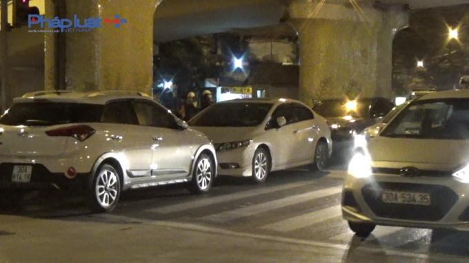 Các xe đỗ ngay dưới lòng đường đường phố Hàng Muối ( hướng ra Trần Nhật Duật ).