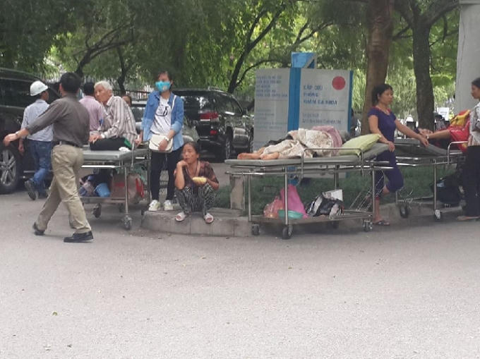 Nhiều bệnh nhân được chuyển ra ngoài tránh hỏa hoạn.