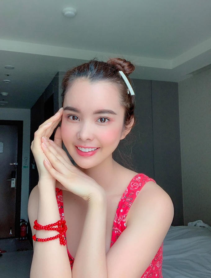 Dù ở nhà nhưng cô vẫn đẹp