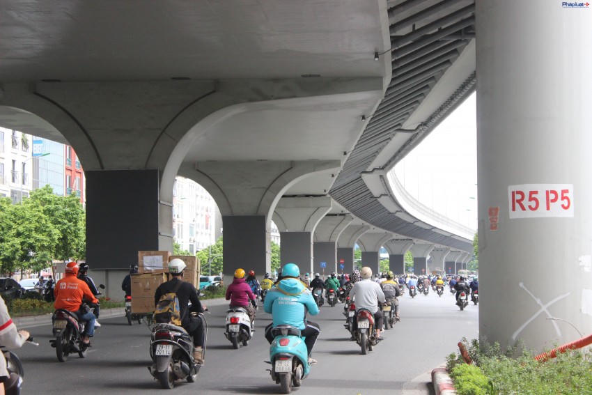 Cạn cảnh hàng loạt trụ cầu vượt Vành đai 2 được bao bọc bởi hàng trăm màn hình LED