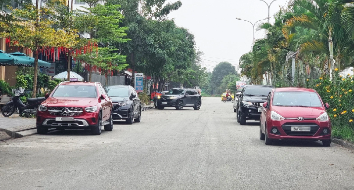 UBND TP Hải Phòng cho rằng tốc độ gia tăng ô tô cá nhân ở mức cao dẫn đến việc nhiều khu vực lòng đường, vỉa hè bị chiếm dụng.