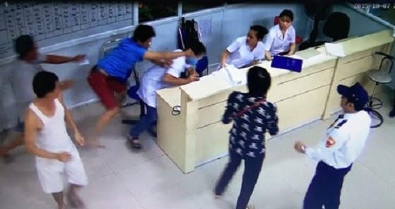 Đỗ Văn Bình lao nhanh khỏi cáng hành hung bác sĩ