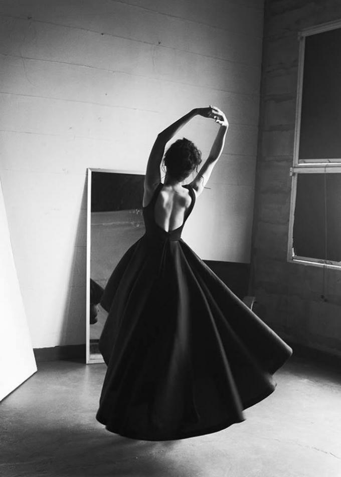 Hạ Vi đẹp hút hồn trong bộ ảnh khoe vai trần sexy