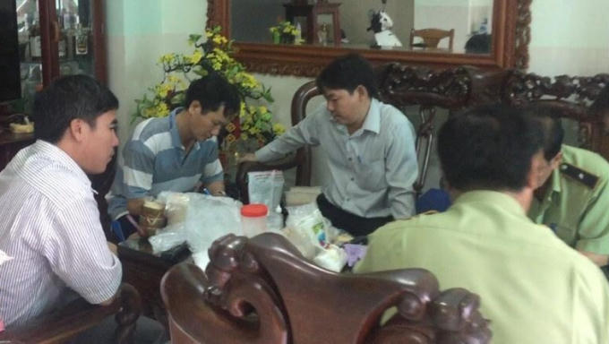 Lực lượng chức năng tiến h&agrave;nh lập bi&ecirc;n bản.