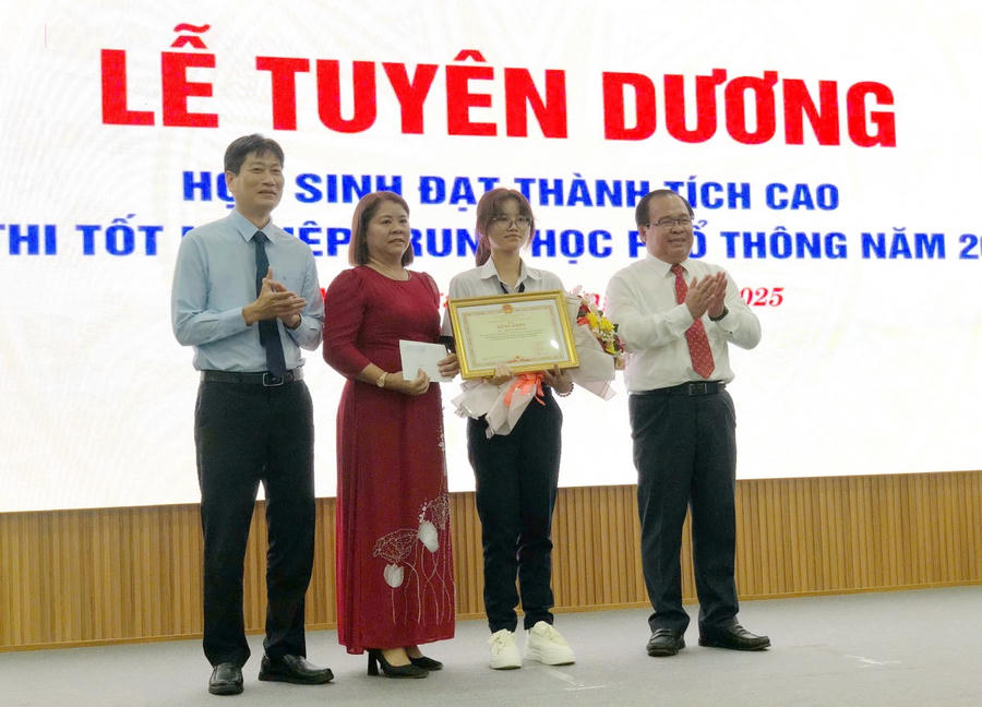 Lãnh đạo tỉnh Cà Mau, trao Bằng khen của Chủ tịch UBND tỉnh cho học sinh xuất sắc kỳ thi tốt nghiệp THPT 2025.
