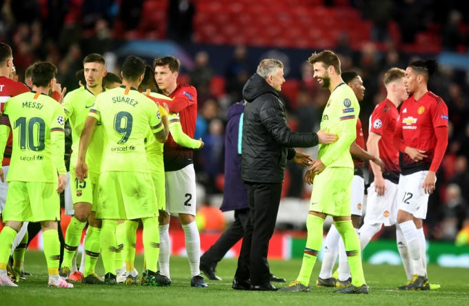 Solskjaer hỏi thăm Pique sau trận