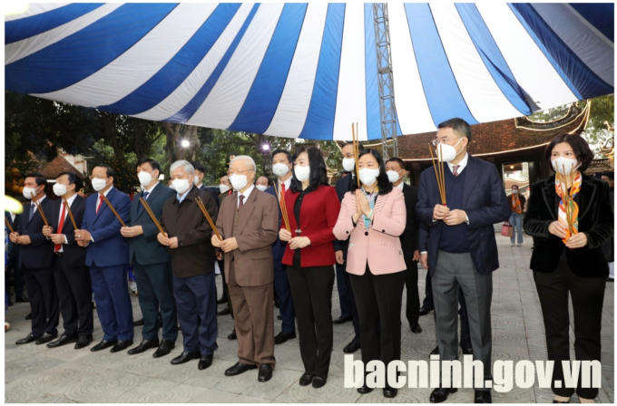 Tổng Bí thư Nguyễn Phú Trọng cùng các đồng chí lãnh đạo Trung ương và tỉnh Bắc Ninh dâng hương các vị vua nhà Lý tại Đền Đô. (Ảnh: Bacninh.gov.vn)