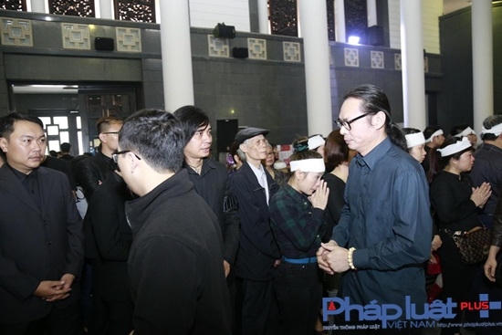 Đạo diễn Trần Lực đến chia buồn cùng gia đình và động viên gia đình.