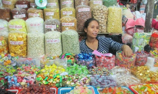 Hàng hóa không rõ nguồn gốc bày bán khắp các chợ trên địa bàn TP Huế.