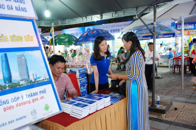 Nhân viên Tổng đài dịch vụ công 1022 Đà Nẵng cũng hỗ trợ thông tin tại tuần lễ sách.