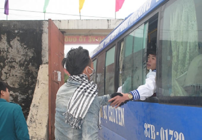 Bịn rịn tiễn bạn lên đường. (Ảnh Duy Ngợi)