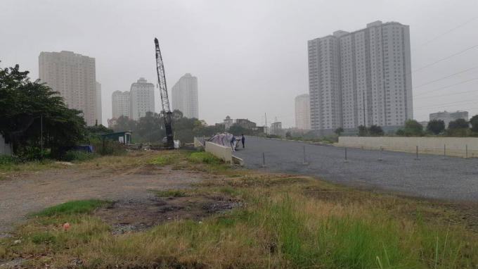 Phía trong khu vực này là cây cầu vượt mới thi công xong phần mố cầu.