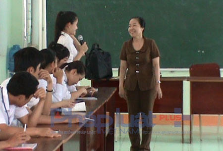 Cô Thanh Hà thực nghiệm 2 tiết giáo dục mở tại trường THPT Trần Quốc Tuấn (huyện Đăk Hà, tỉnh Kon Tum). Ảnh NVCC.