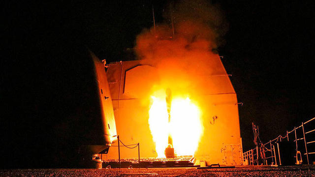 Tàu tuần dương USS Monterey của Mỹ nã tên lửa Tomahawk vào Syria (Ảnh: Reuters)