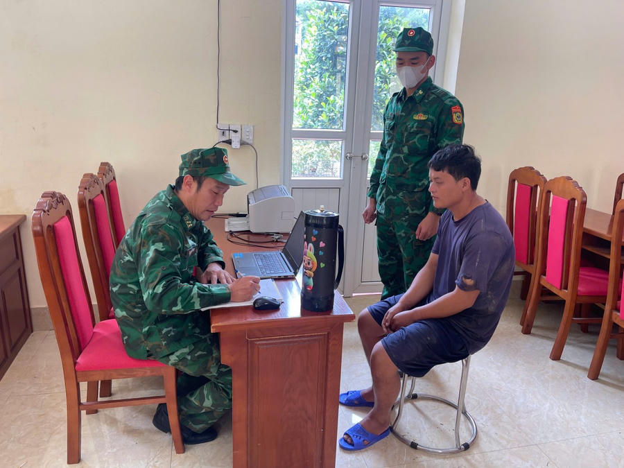 Cán bộ Biên Phòng Đồn Biên phòng Cửa khẩu Hoành Mô lấy lời khai đối tượng Dường A Nhì.