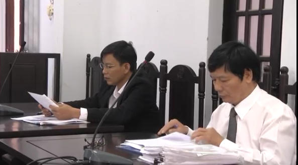 LS Trần Trọng Hùng (Áo đen) và Ls Hoàng Hùng cùng bảo vệ cho bị cáo Tuấn.