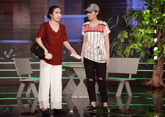Ốc Thanh Vân trong vai bà Hai Ngọ bên cạnh con gái Lan Nhớt (Ngọc Lan đóng) trong hài kịch "Móng thần"