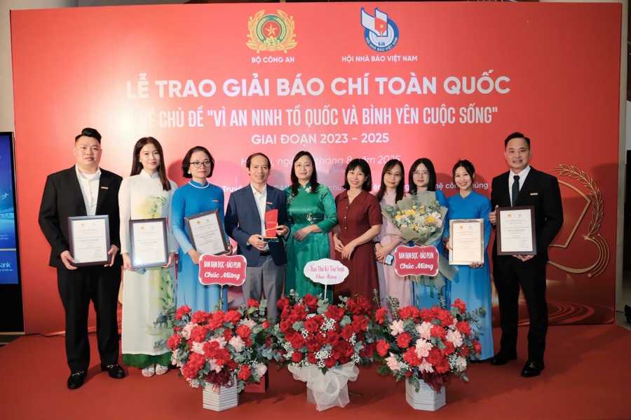 Tiến sỹ Vũ Hồng Thúy - Phó Tổng biên tập Báo Pháp luật Việt Nam và đại diện lãnh đạo các Phòng, Ban chúc mừng 2 nhóm tác giả được giải.