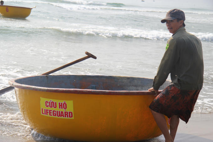 Đại diện của một phường đang cố gắng kéo thuyền thúng của mình vào đến đích để giành phần thắng. (Ảnh: Vân Trương)