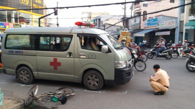 Lực lượng CSGT TP. Mỹ Tho khám nghiệm hiện trường, điều tra làm rõ nguyên nhân. Ảnh: Hải Đường.