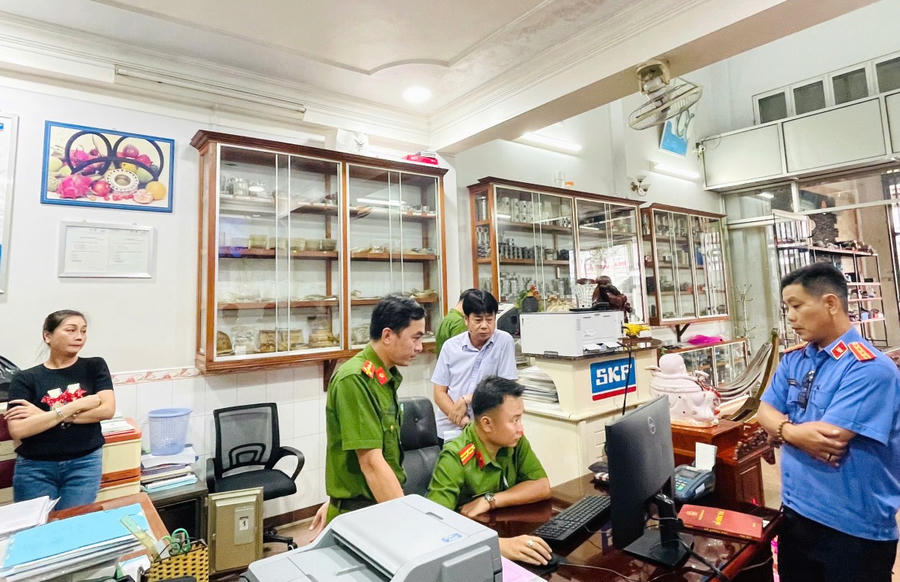 Cơ quan chức năng tiến hành khám xét nơi ở, nơi làm việc của Võ Khắc Huy và Lâm Tiểu Thúy.