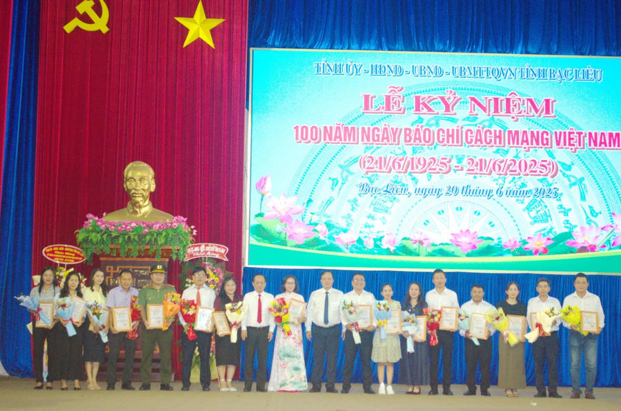Lãnh đạo tỉnh Bạc Liêu, trao chứng nhận Giải báo chí cho các phóng viên, Nhà báo có tác phẩm xuất sắc.