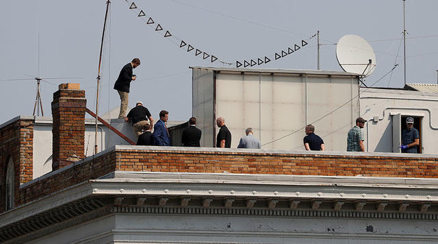 Đám đông có mặt trên nóc tòa nhà lãnh sự quán Nga ở San Francisco ngày 2/9 (Ảnh: Reuters).