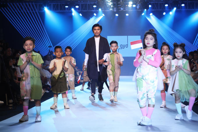 Si&ecirc;u mẫu Thanh Hằng, Minh T&uacute;, Hoa hậu Đỗ Mỹ Linh toả s&aacute;ng tr&ecirc;n s&agrave;n diễn Asian Kids Fashion Week