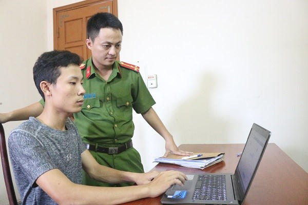 Lê Văn Dũng tại cơ quan cảnh sát điều tra. (Ảnh: Công an Hà Tĩnh)