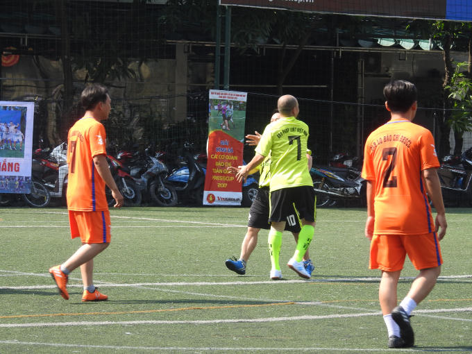 Ăn mừng bàn thắng của 2 cầu thủ Minh Hữu và Quốc Cường.