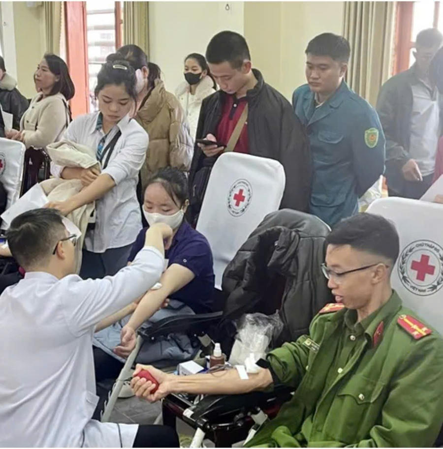 Các tình nguyện viên hưởng ứng tham gia hiến máu. Ảnh: Báo Lâm Đông