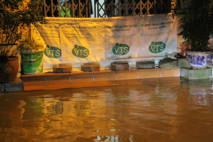 Nhiều nhà phải che chắn bao tải để ngăn không cho nước vào nhà.