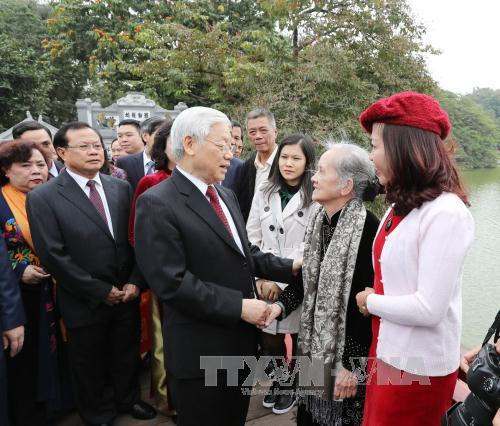 Tổng Bí thư Nguyễn Phú Trọng chúc Tết, tặng quà nhân dân và các cháu Thủ đô Hà Nội đang vui xuân bên Đền Ngọc Sơn. (Ảnh: Trí Dũng – TTXVN)