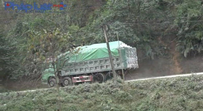 Chiếc xe được cho là chở vượt trọng tải cho phép tới 4 lần (Ảnh Tiến Vũ).