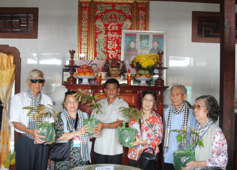 Đại diện gia đình má Sảnh trao 4 cây vú sữa cho nhóm cô, chú học sinh miền Nam tại TP. Hồ Chí Minh.