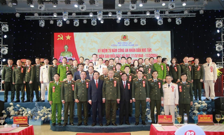 Các đại biểu chụp ảnh lưu niệm.