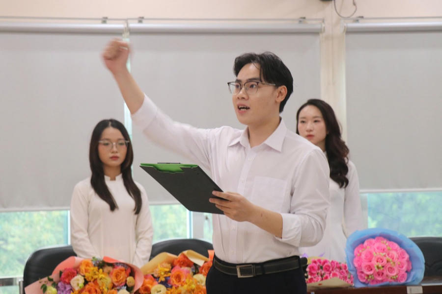 Đảng viên mới Nguyễn Mậu Nhật Minh đọc lời tuyên thệ tuyệt đối trung thành với lý tưởng và mục tiêu cách mạng của Đảng, thực hiện nghiêm túc, trách nhiệm các nhiệm vụ của người Đảng viên.