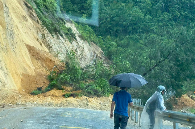 Sạt lở gây tắc đường tại Km76, Quốc lộ 4D, xã Sơn Bình, huyện Tam Đường, Lai Châu. (Ảnh: CA)