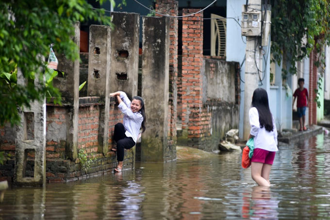 UBND huyện Quốc Oai ban đầu ước tính, toàn huyện có hơn 1.200 ha lúa, 300 ha diện tích nuôi trồng thủy sản chuyên canh, hơn 100 ha cây ăn quả và gần 52.000 gia súc, gia cầm bị mất trắng.