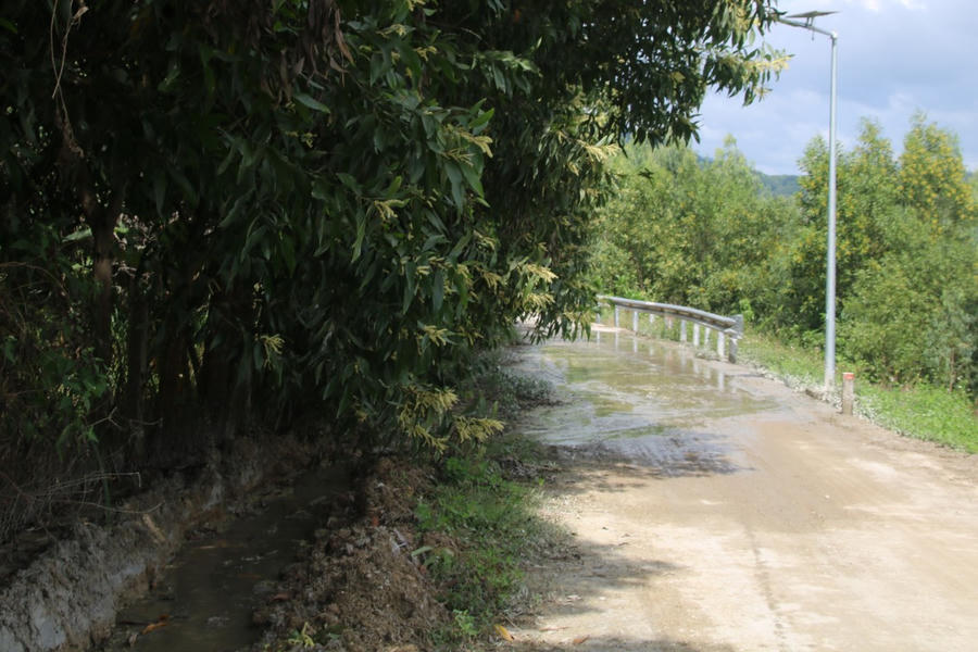 Nước thải từ khu vực trộn bê tông chạy băng qua đường dân sinh rồi đổ thẳng xuống sông.