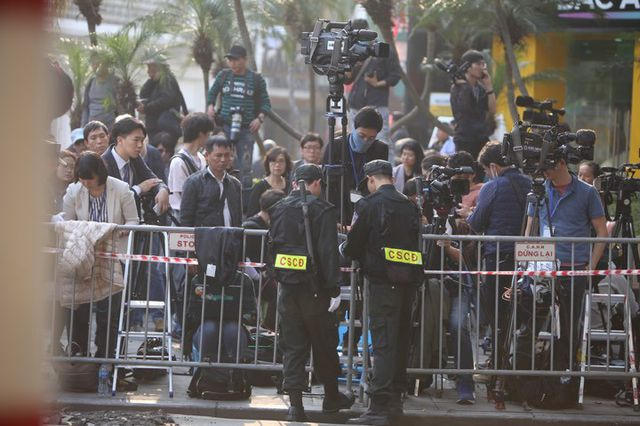 Đông đảo phóng viên túc trực bên ngoài khách sạn Metropole.