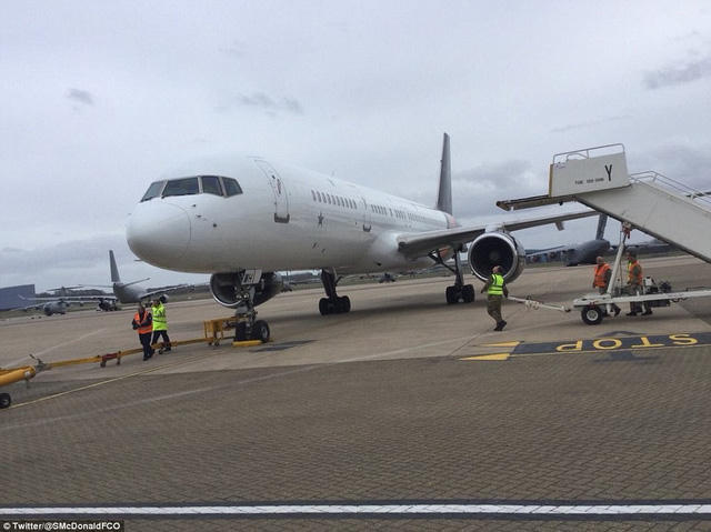 Theo Dailymail, 23 nhà ngoại giao Anh cùng với gia đình họ và 4 chú chó cưng đã đáp máy bay xuống căn cứ RAF Brize Norton khoảng 4h chiều ngày 23/3. (Ảnh: Twitter)